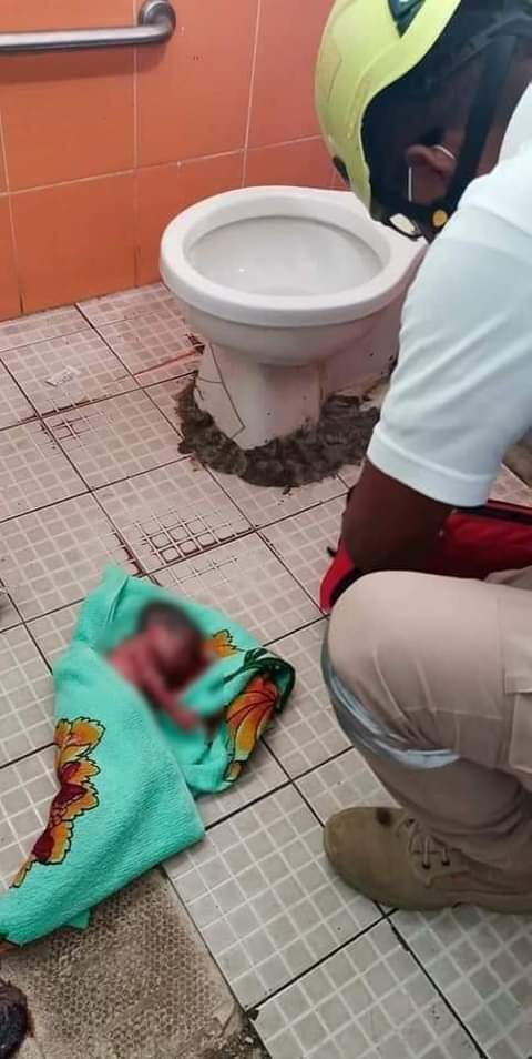 BEBÉ ABANDONADO SIGUE CON VIDA El bebé que fue abandonado en el interior del Mercado Público Manuel Larrainzar el día lunes, se encuentra con signos vitales, recibiendo atención médica. 